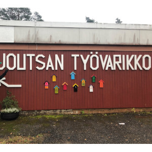 Joutsan työvarkinon punaista seinää.