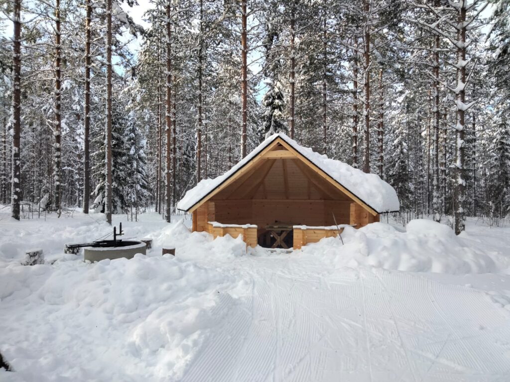 Laavu lumisessa maisemassa.