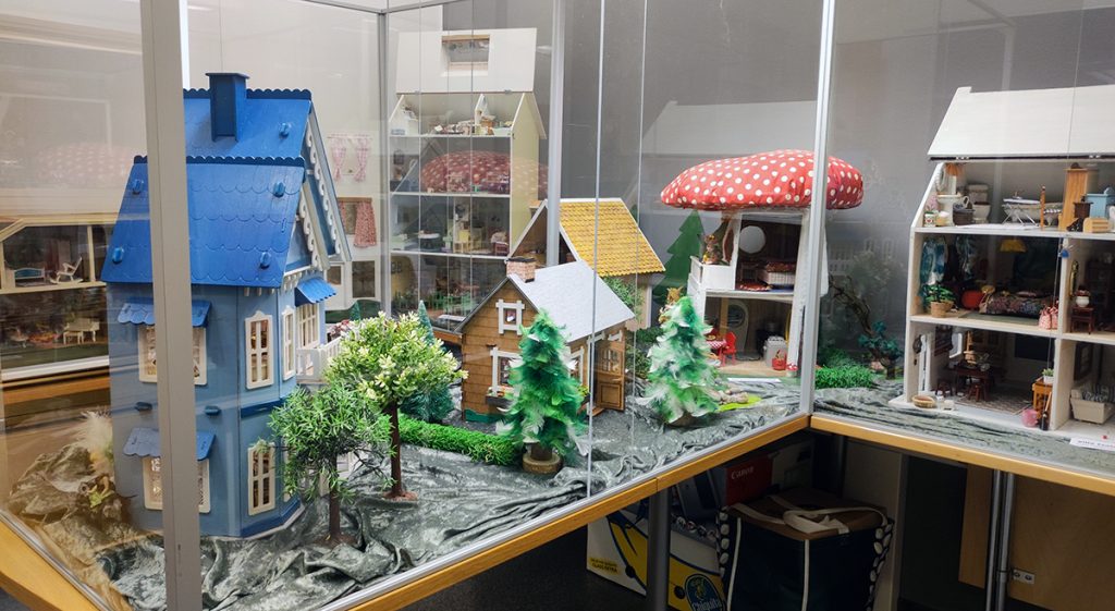 Doll Landia on Joutsan kirkonkylällä sijaitseva erikoinen nähtävyys, joka on toistasataa minihuonetta ja yli 6 000 miniatyyriesinettä sisältävä nukkekotikylä. Nukkekotikylässä riittää ihmeteltävää, pieniä yksityiskohtia on niin paljon, ettei kaikkea yhdellä käynnillä edes huomaa! Doll Landian nuket seikkailevat muun muassa kuvitteellisella Joutsan rautatieasemalla junaratoineen ja rentoutuvat Juntti Pubissa.